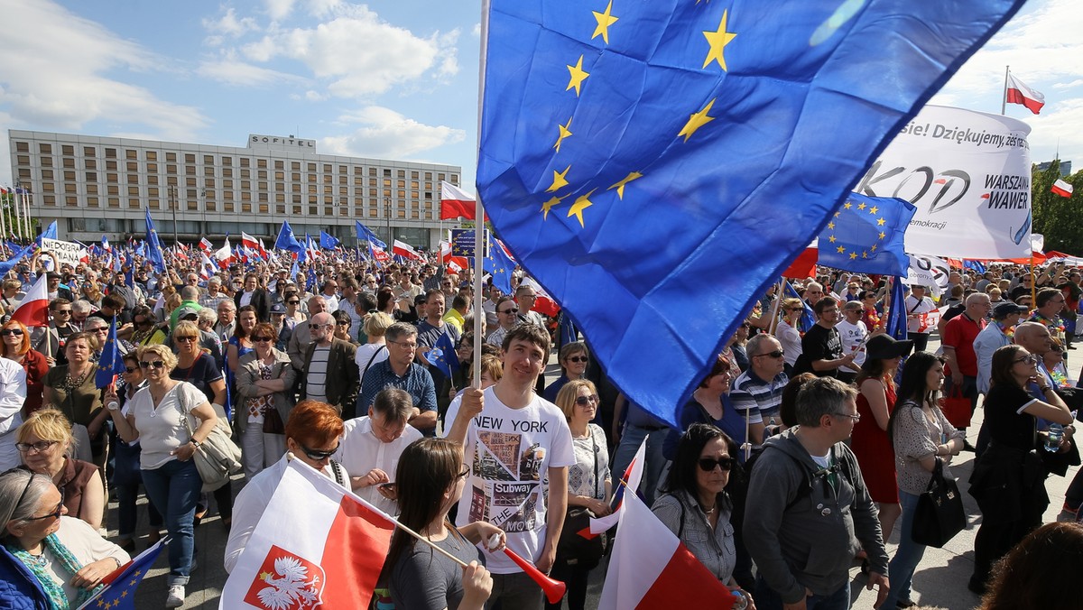 Manifestacja pod hasłem "Jesteśmy i będziemy w Europie", współorganizowana przez Komitet Obrony Demokracji i partie opozycyjne, przyciągnęła w Warszawie dziesiątki tysięcy osób. Transmitowały ją również niemal media. Jednak sposób, w jaki zrobiła to TVP Info, wyraźnie nie spodobał się Krystynie Pawłowicz. Specjalny apel w tej sprawie zamieściła już na Facebooku.