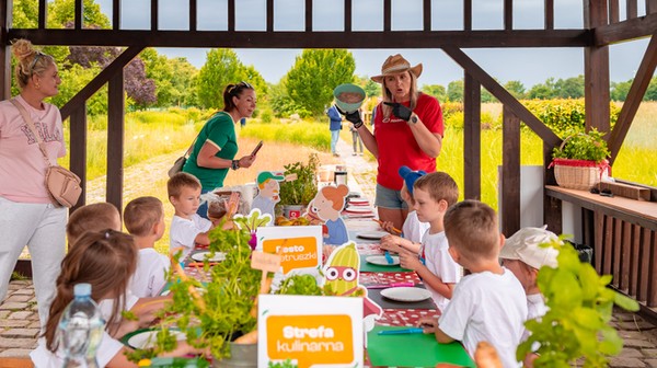 Strefa Edukacyjna to żywa klasa pod gołym niebem. Miejsce, gdzie dzieci mogą ubrudzić ręce ziemią, nakarmić zwierzęta, zerwać własne warzywa i odkryć, że jedzenie nie bierze się z lodówki...