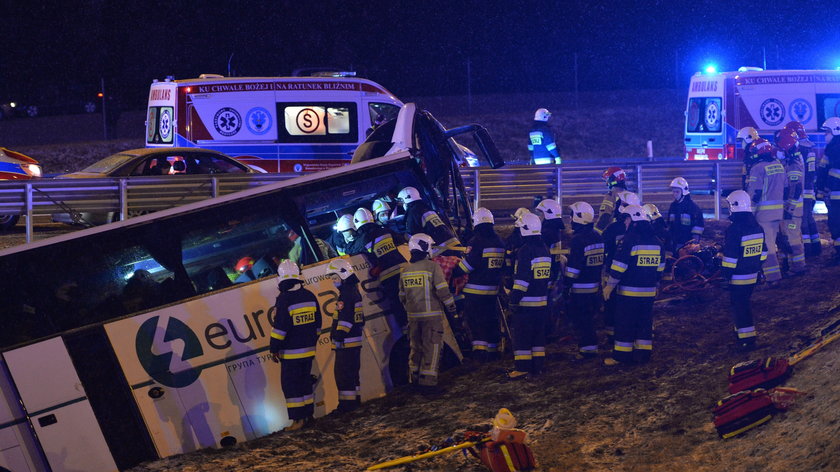 Wypadek autokaru Kaszycach. Jedna osoba nie żyje