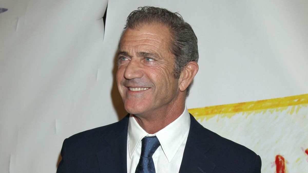 Mel Gibson dołączył do grona gwiazd, które w nocy z niedzieli na poniedziałek wręczą statuetki Złotych Globów - uważanych za najważniejsze po Oscarach wyróżnienia branży filmowej. Informacja ta wywołała gorącą reakcję na Twitterze.