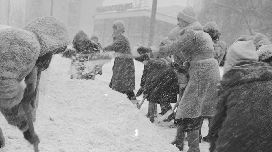 Mieszkańcy odśnieżający chodnik na ul. Joliot-Curie. W tle pawilon przy ul. Joliot-Curie 11 (Narodowe Archiwum Cyfrowe, 3/40/0/14/161)
