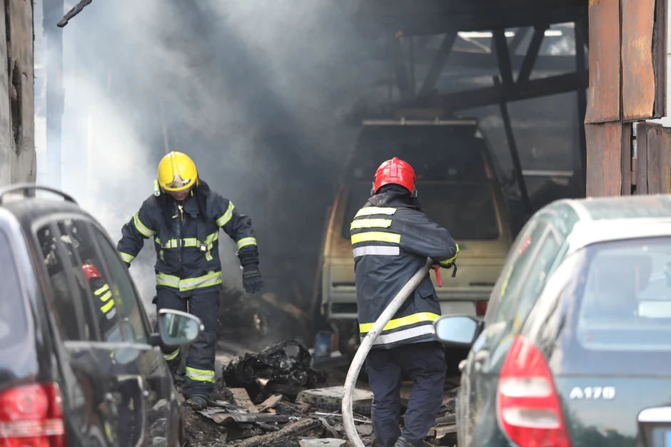 Vatrogasci aktivno gase požar u Batajnici