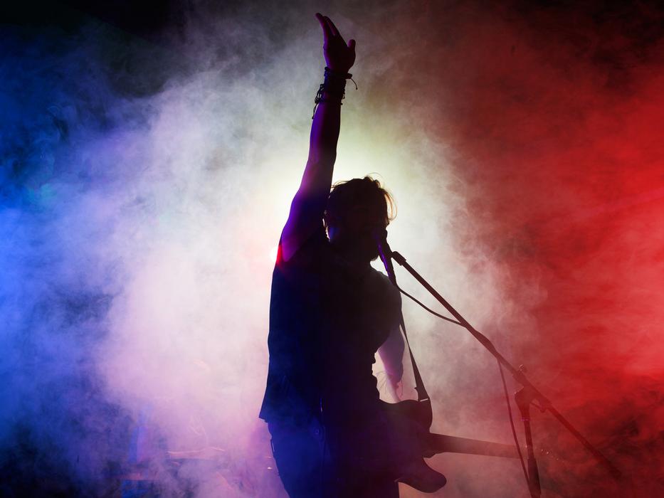 énekes gitárral - illusztráció, fotó: iStock