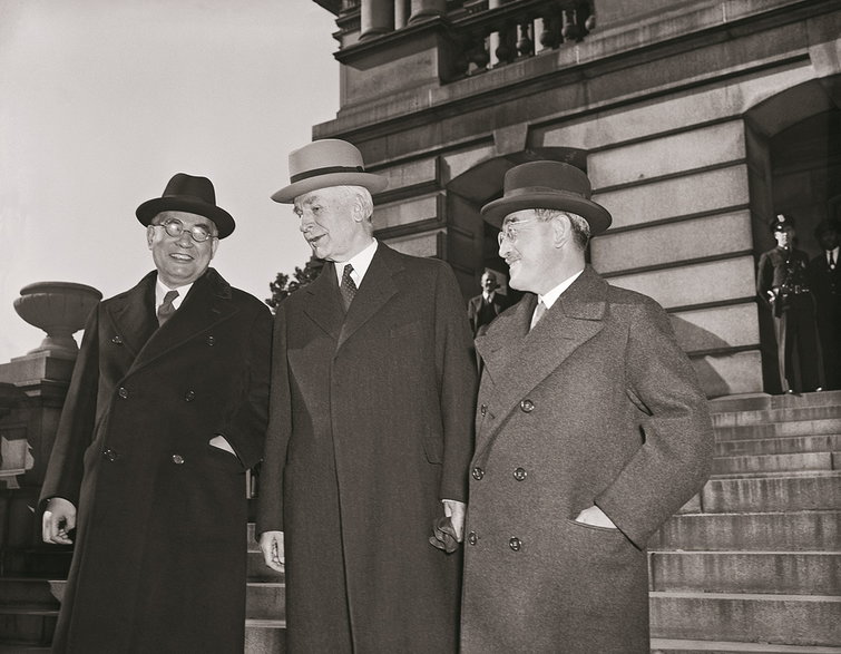 Od lewej: ambasador Japonii w USA Kichisaburo Nomura, sekretarz stanu USA Cordell Hull i specjalny wysłannik japońskiego rządu Saburo Kurusu.