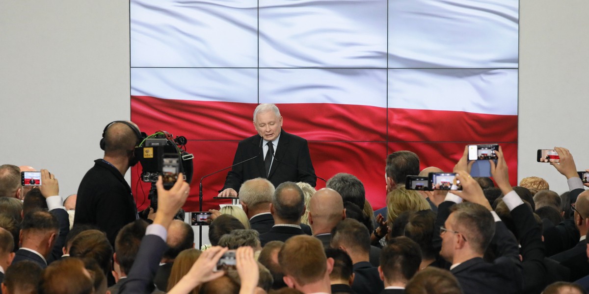 Jarosław Kaczyński, prezes PiS, podczas wieczoru wyborczego 13 października 2019 r. w sztabie partii. 