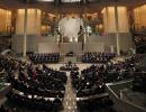 Niemiecki Bundestag przyjął w piątek ustawę, która zakazuje dokonywania spekulacyjnych transakcji tzw. nagiej krótkiej sprzedaży.Celem regulacji jest ukrócenie transakcji giełdowych, które zagrażają stabilności rynków finansowych i - zdaniem polityków - przyczyniły się do kryzysu w strefie euro.