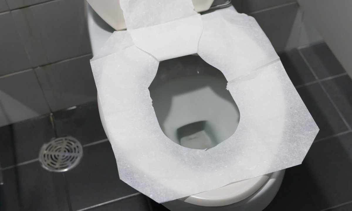 Kładziesz papier toaletowy na desce w publicznej toalecie? To fatalny błąd