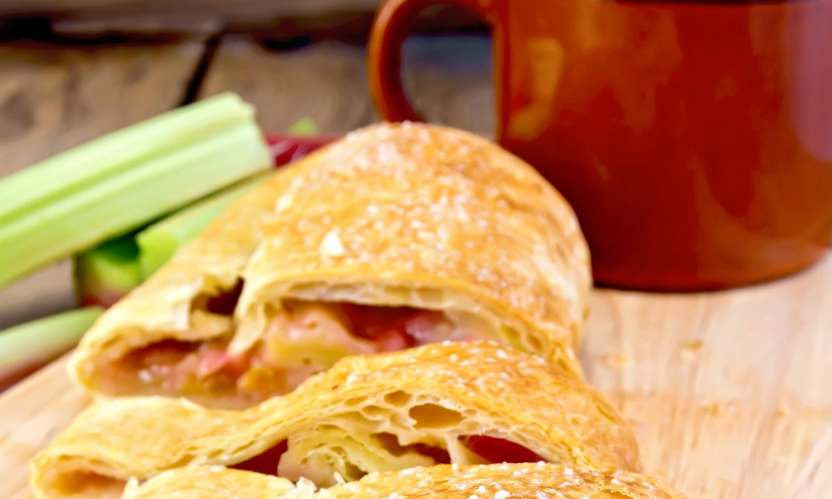 Idealne na drugie śniadanie lub deser. Przepis na drożdżówki z rabarbarem