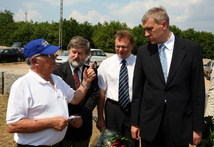 65 rocznica mordu Żydów w Jedwabnem. Na zdj.: wicepremier, minister edukacji Roman Giertych podczas rozmowy z ocalonym dzięki polskiej rodzinie Żydem Icchakiem Lewinem (L), Jan Jerzy Milewski, szef Biura Edukacji Publicznej IPN