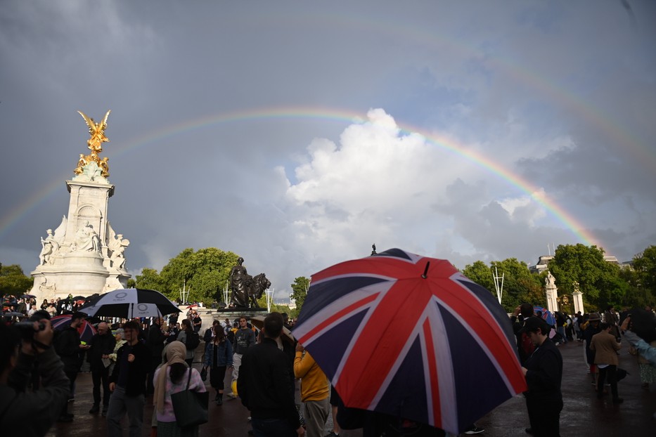 Dupla szivárvány jelent meg a Buckingham palotánál Erzsébet királynő halálakor / Fotó: MTI EPA