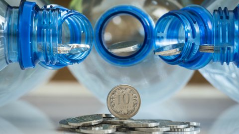 Nowa opłata obejmie producentów opakowań z tworzyw sztucznych. A ci z pewnością przerzucą je na odbiorców.