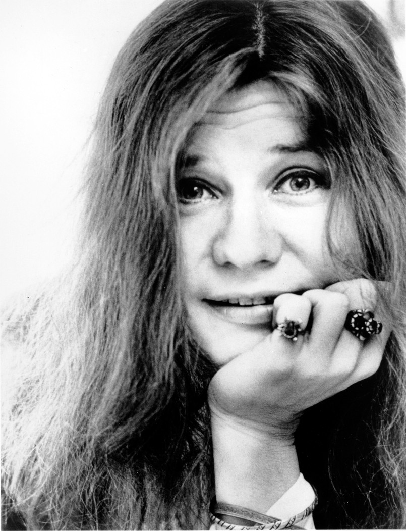 W "Janis: Little Girl Blue" reżyserka nie chce przedstawiać wokalistki jako gwiazdy rocka. Interesuje ją przede wszystkim delikatność, ufność i niewinność artystki, która jednocześnie była bardzo silną kobietą. – Jestem zachwycona możliwością opowiedzenia historii Janis – mówi o projekcie Amy Berg. – To niesamowita ikona rocka, kobieta, która przetarła szlak dla wielu innych wokalistek. Pracuję z fantastycznym zespołem i mam nadzieję, że wspólnymi siłami nakręcimy film, z którego Joplin byłaby dumna. Legendarna piosenkarka zostanie narratorką obrazu. Berg sięgnęła w tym celu po prywatną korespondencję artystki – listy, które pisała do rodziny, przyjaciół i znajomych. Producentem "Janis: Little Girl Blue" został Alex Gibney. W montażu Amy Berg wesprze Billy McMillin, z którym dokumentalistka pracowała przy "West of Memphis". Najsłynniejszym, nominowanym do Oscara dziełem Berg jest dokument "Deliver Us from Evil". Obecnie reżyserka kończy realizację niezatytułowanego jeszcze filmu o molestowaniu seksualnym w Hollywood