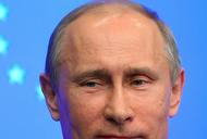 Władimir Władimirowicz Putin uśmiecha się po nosem
