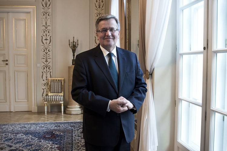 Do niedawna prezydent zadowalał się rolą doradcy rządu lub stratega wskazującego dziedziny, w których konieczne są zmiany. Tak było zarówno w sprawach emerytalnych, jak i prorodzinnych. W poprzednim roku Bronisław Komorowski zmienił taktykę i jego ministrowie przygotowali ustawowe korekty dwóch istotnych dziedzin. Irena Wóycicka proponuje korektę rozwiązań prorodzinnych przygotowanych przez rząd Donalda Tuska. To pomysły, które mają pomóc w pogodzeniu roli rodzica z pracą i mieć pozytywny wpływ na rynek pracy oraz demografię. Drugi z prezydenckich ministrów, Olgierd Dziekoński, przygotował propozycję nowelizacji ordynacji podatkowej. Najważniejsza zasada tego projektu przewiduje, że wszelkie wątpliwości prawne mają być interpretowane na korzyść podatnika. Ma to uwolnić Polaków od arbitralności fiskusa w spornych sprawach. Co istotne, prezydent jest obecnie jednym z głównych organów państwowych systematycznie przypominającym, że istnieje taki cel dla Polski, jak euro i powinna się zacząć dyskusja na temat tego, jak i kiedy do unii walutowej przystąpić. Ani dla rządu, ani dla banku centralnego to nie jest na razie temat. <br>(gos)


<br><br> fot Wojtek Górski