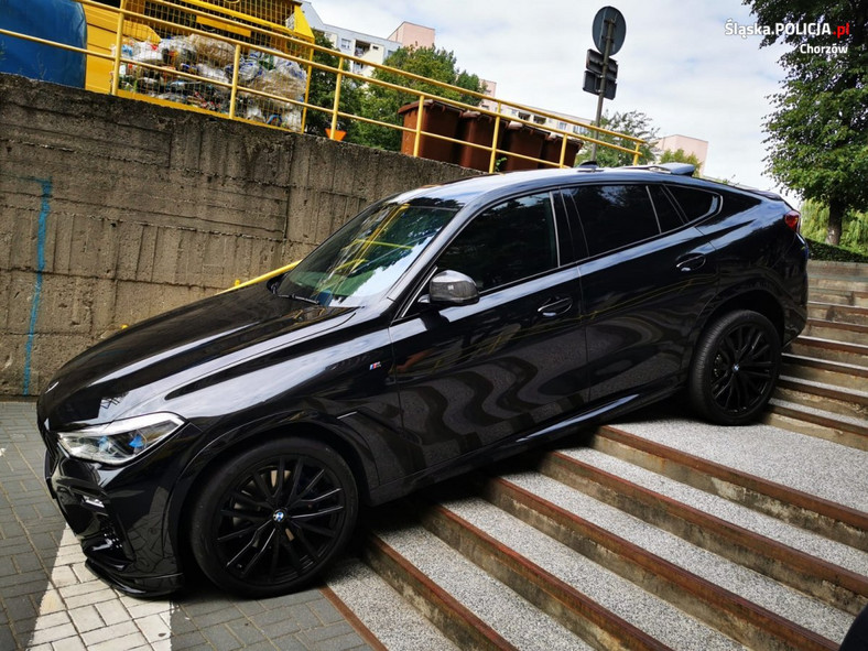 Czarne BMW X6, które zawisło na schodach w Chorzowie