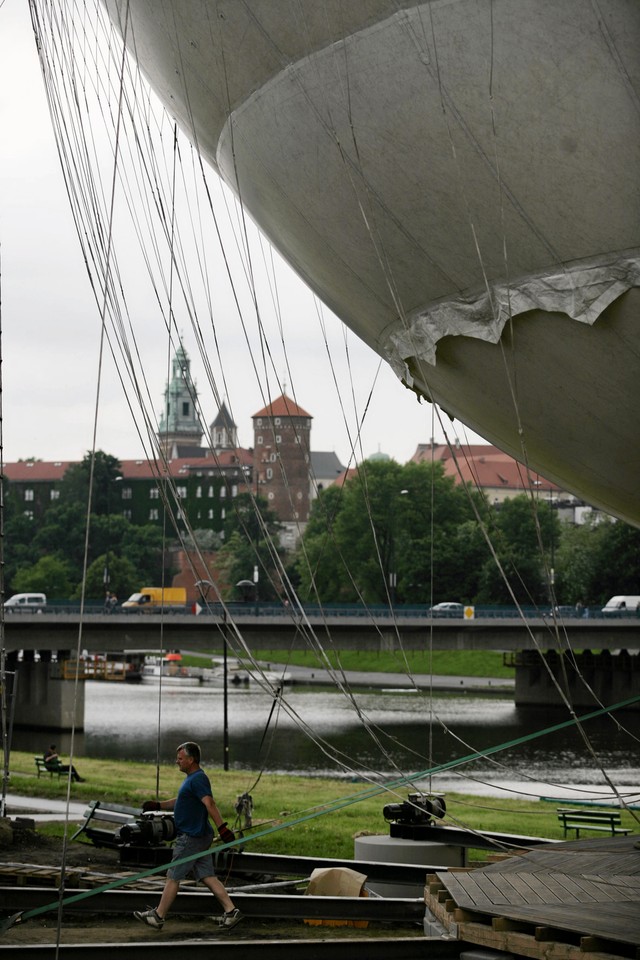 BALON WIDOKOWY MONTOWANY NA BULWARACH WISLANYCH W OKOLICY HOTELU FORUM