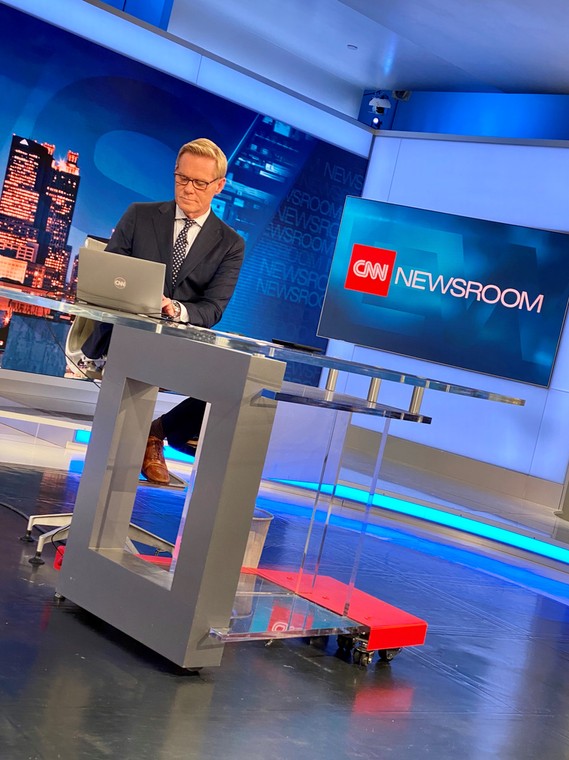 Michael Holmes w trakcie programu "CNN Newsroom"