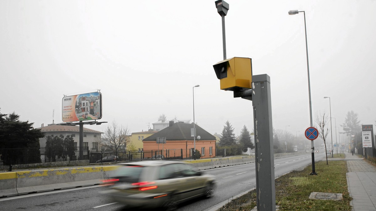 Od 1 stycznia 2013 r. na polskich drogach działać ma aż 400 (obecnie jest 70) fotoradarów Głównej Inspekcji Transportu Drogowego i ponad 100 straży miejskiej - informuje "Rzeczpospolita". Każdego dnia wykonają one ponad 32 tys. zdjęć kierowców.