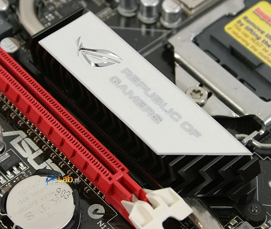 O ten ozdobiony dyskretnym napisem radiator można łatwo pokaleczyć palce podczas zwalniania blokady gniazda PCI Express ×16