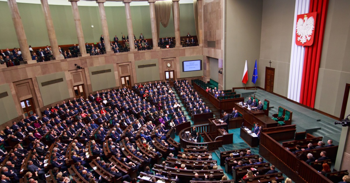 NAJNOWSZY SONDAŻ. KO wyprzedza PiS, a Konfederacja traci poparcie