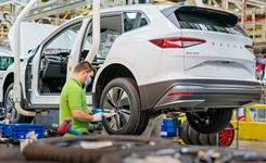 Skoda Enyaq już w produkcji. Koncern daje pracę Polakom i kusi wynagrodzeniem