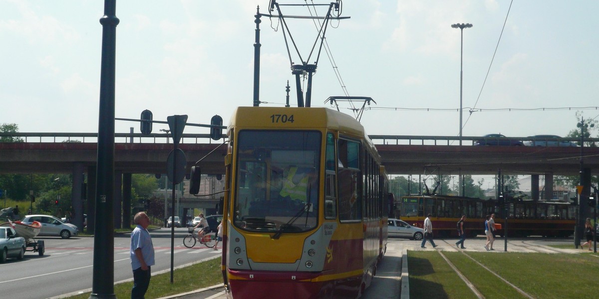 Upał w Łodzi. Awarie tramwajów. Na Mickiewicza złamał się pantograf