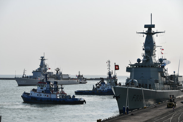 Gdynia, 26.05.2023. Niderlandzka fregata rakietowa HNLMS Van Amstel w porcie w Gdyni, 26 bm. Jest to okręt flagowy Stałego Zespołu Okrętów NATO Grupy SNMG1 (Standing NATO Maritime Group 1). Na Grupie SNMG1 spoczywa obowiązek dbania o bezpieczeństwo szlaków żeglugowych na Morzach: Bałtyckim, Północnym, Norweskim, Śródziemnym oraz we wschodniej części Oceanu Atlantyckiego. (sko) PAP/Adam Warżawa