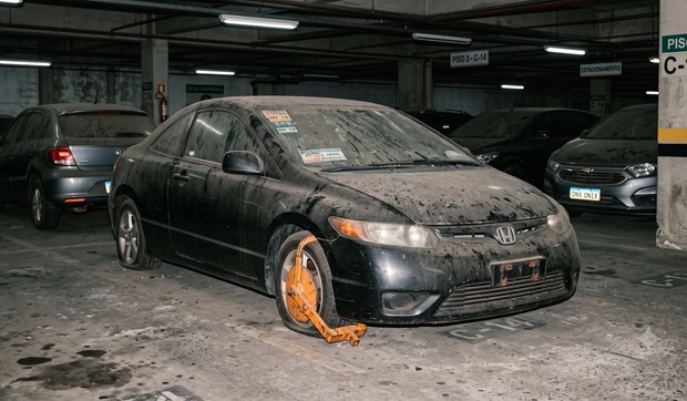 ilustracija: napuštena honda civic
