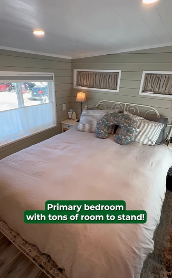 Spavaća soba sa bračnim krevetom