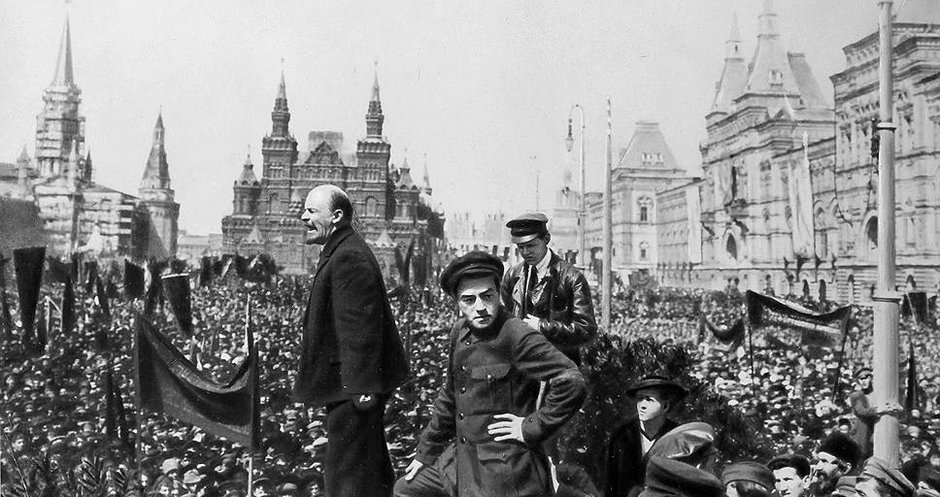 Wódz krwawej rewolucji miał 165 cm wzrostu. Lenin przemawia na Placu Czerwonym w Moskwie w maju 1919 r. 