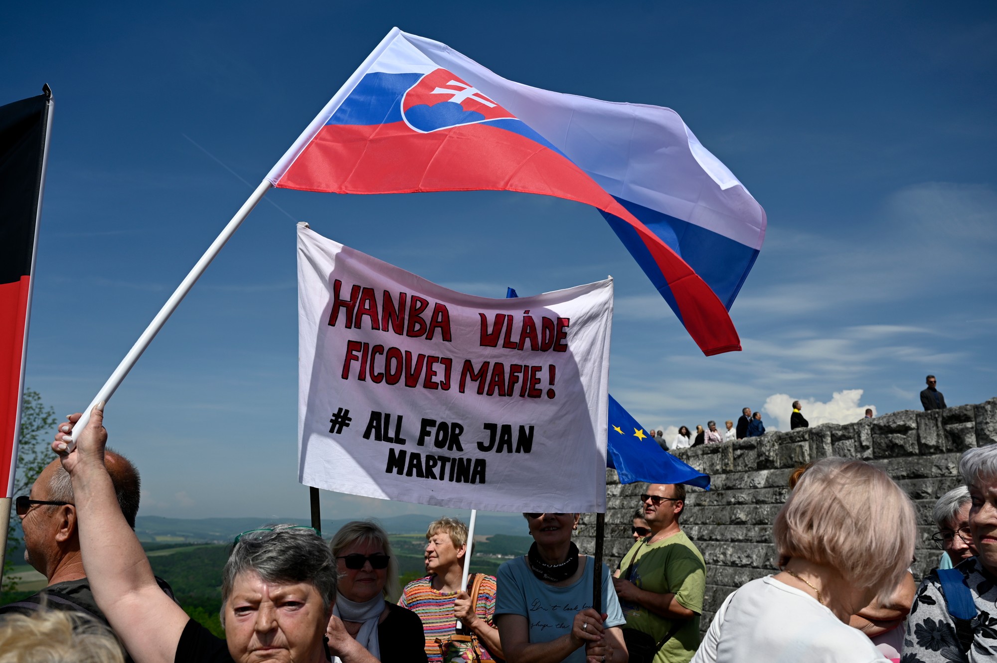 Na snímke ľudia držia slovenskú vlajku a transparent s nápisom "Hanba vláde Ficovej mafie !" na spomienkovom podujatí pri príležitostí 105. výročia tragickej smrti generála Milana Rastislava Štefánika.