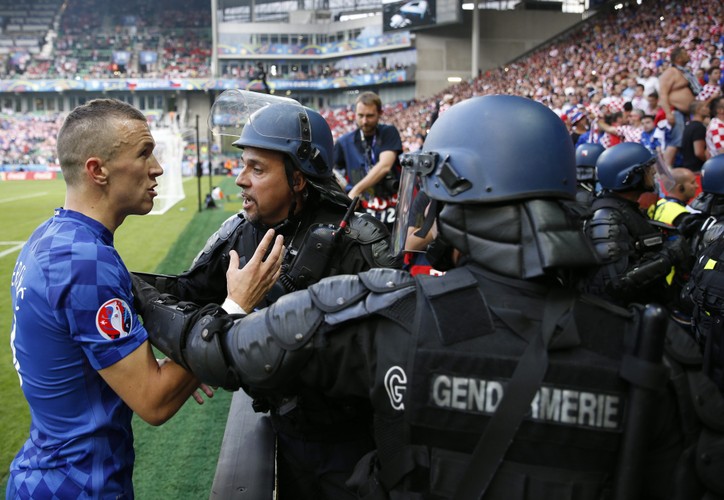 Najpierw Anglicy i Rosjanie, teraz Chorwaci. Kolejni kibice zakłócili mecz Euro 2016