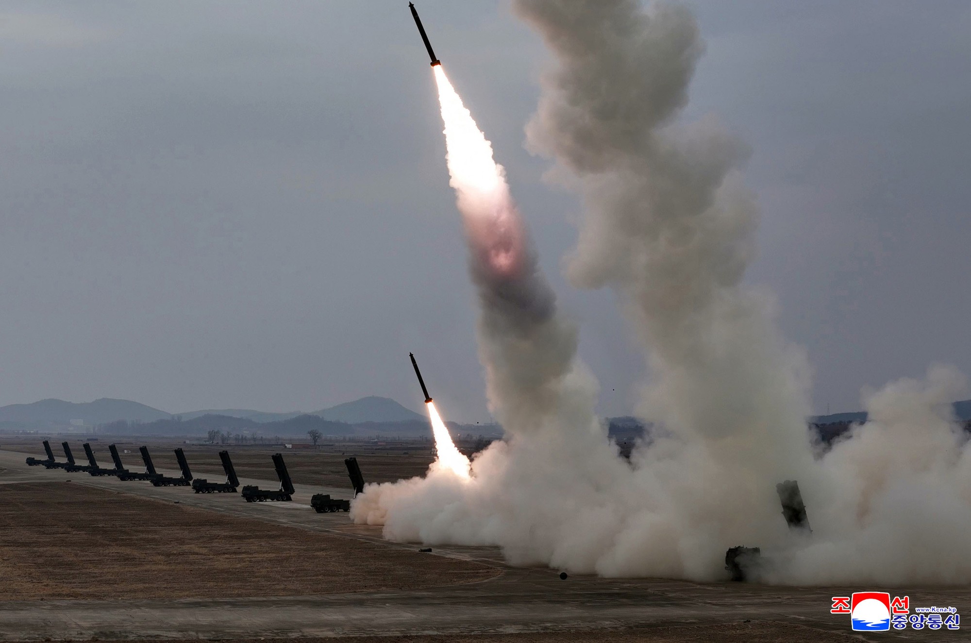 Vodca KĽDR Kim spolu s dcérou dohliadal na test salvových raketometov.