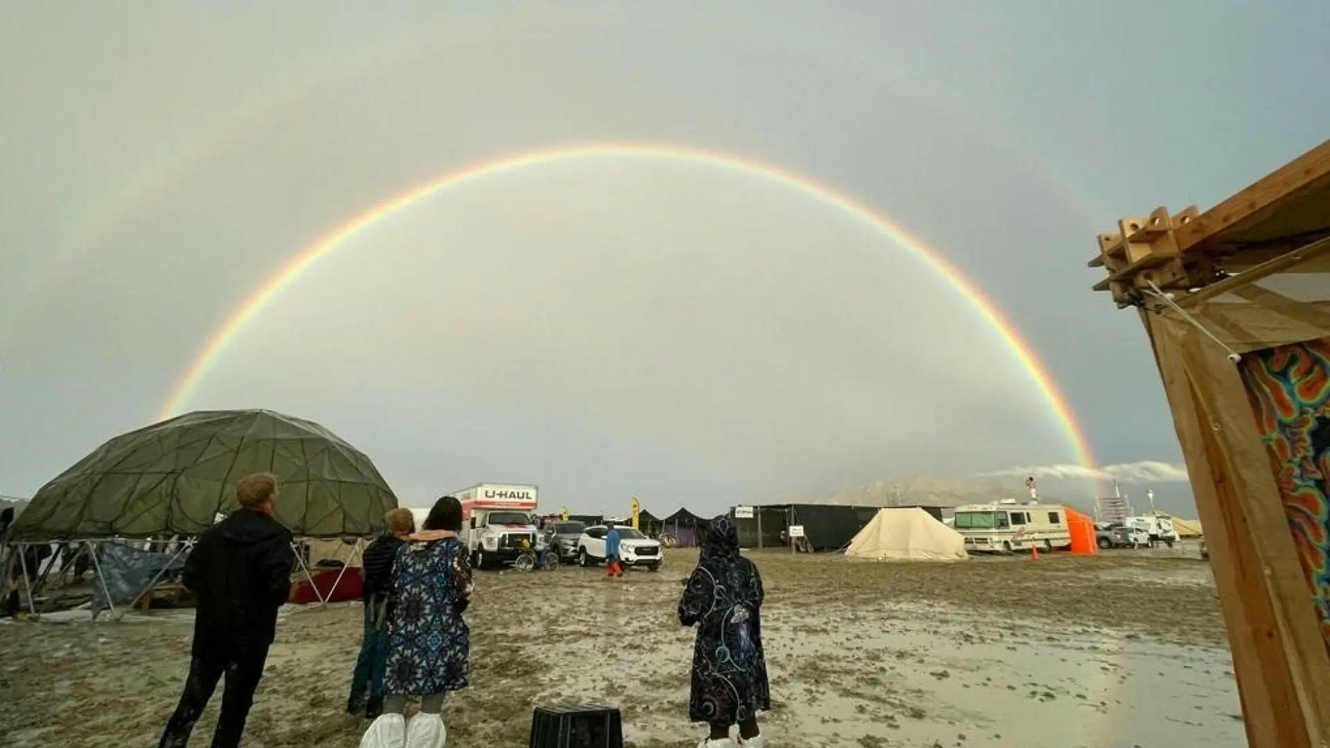 Zgon na zalanym festiwalu Burning Man. Gwardia Narodowa oferowała pomoc