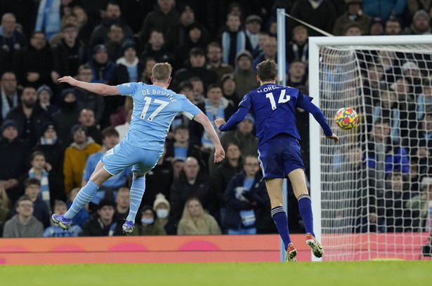 Piłkarz Manchesteru City Kevin De Bruyne (L) strzelający gola na 5:0 w meczu przeciwko Leeds United