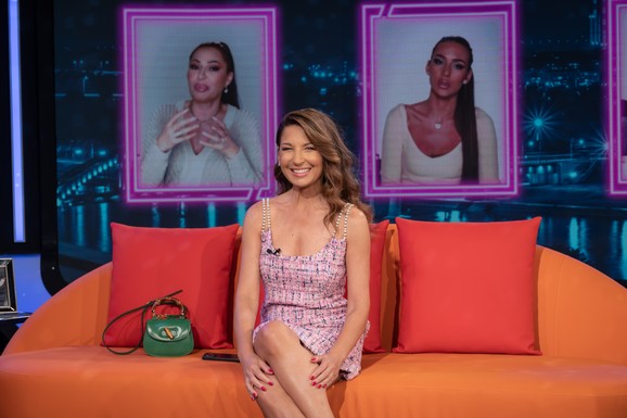 PROREZ NA STOMAKU I HALJINA DO PODA Sanja Marinković (51) u elegantnom izdanju raspametila sve