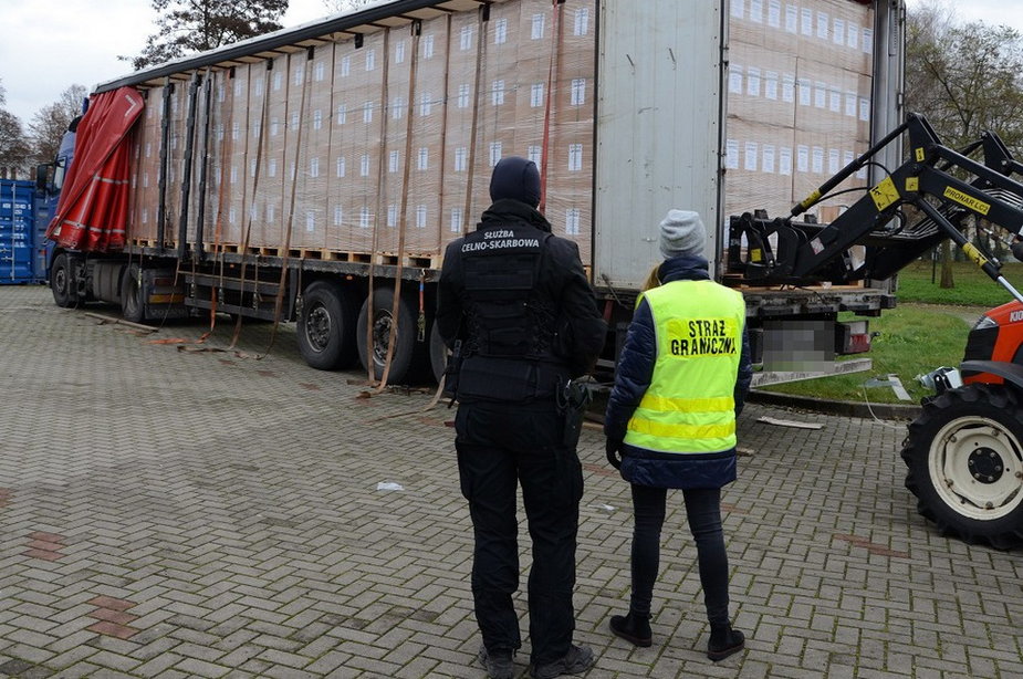 Gigantyczna kontrabanda ukryta była w naczepach dwóch ciężarówek