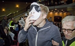 Założyli maski Bolka na spotkanie z Wałęsą. Policja postawiła im zarzuty