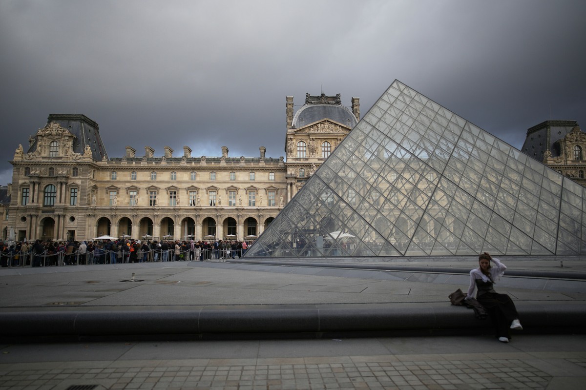 Kradzież w Luwrze. Pięć osób zatrzymanych po akcji służb