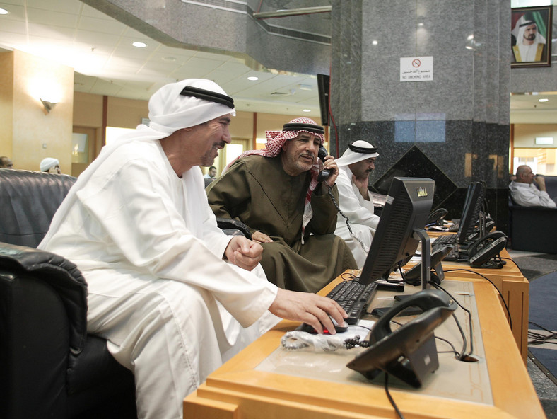 Traders na parkiecie Abu Dhabi Securities Exchange w Abu Dhabi
