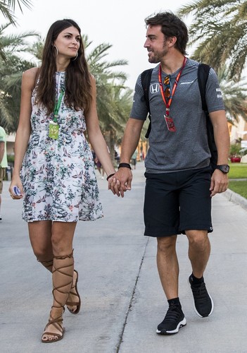 Fernando Alonso zabrał do Bahrajnu swoją piękną dziewczynę