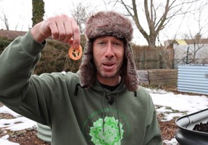 Posadio paradajz iz burgera