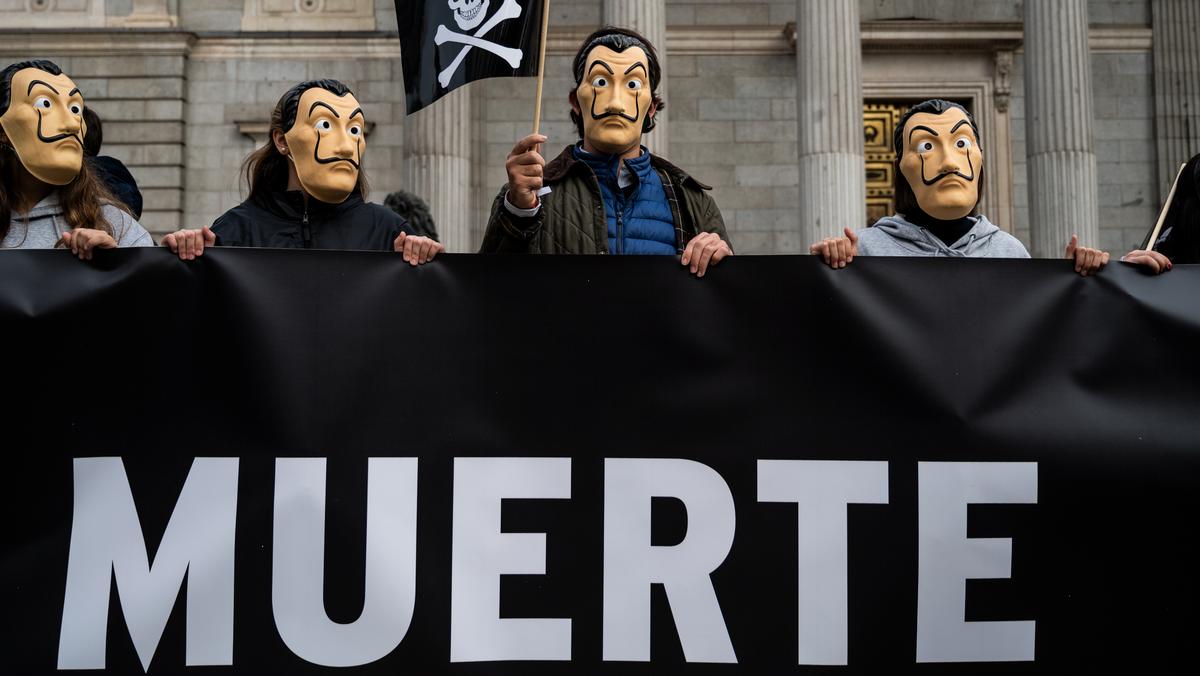 Demonstracja przeciwko eutanazji przed hiszpańskim parlamentem. Protest został poparty przez Katolickie Stowarzyszenie Prawników i skrajnie prawicową partię VOX, Madryt, 17 grudnia 2020 r.