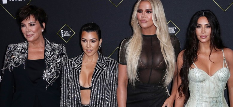 Siostry Kardashian "zaatakowały" biustami na gali People's Choice Awards 2019. FOTO