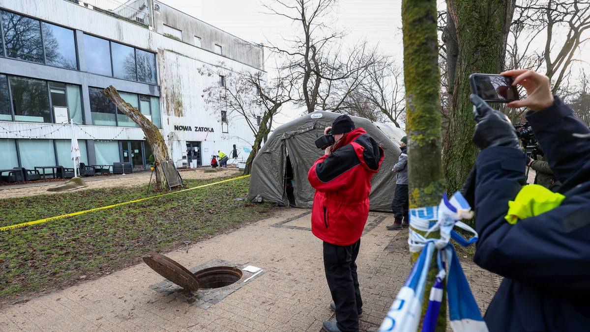 Służby sprawdzają studzienki przy Zatoce Sztuki. Na miejscu jest koparka