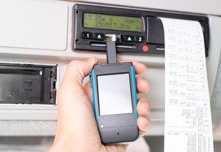 Dobra informacja dla przewoźników. Wymiana tachografów zostanie sfinansowana z KPO. Jest już wstępna zgoda KE