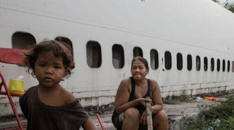 Elképesztő fotók! Repülőgéproncsokban laknak a bangkoki szegények