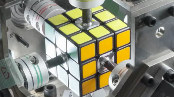 Lassított felvétel: a robot szó szerint egy szempillantás alatt helyretekeri a Rubik-kockát