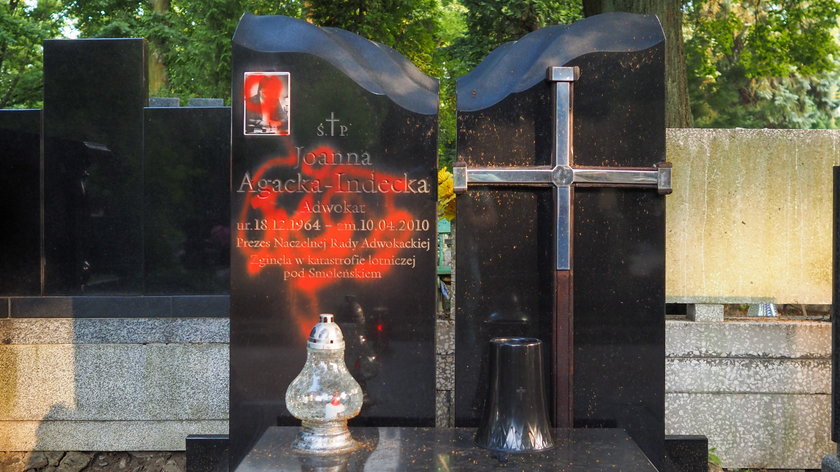 Zniszczony grób mecenas Joanny Agackiej-Indeckiej w Łodzi