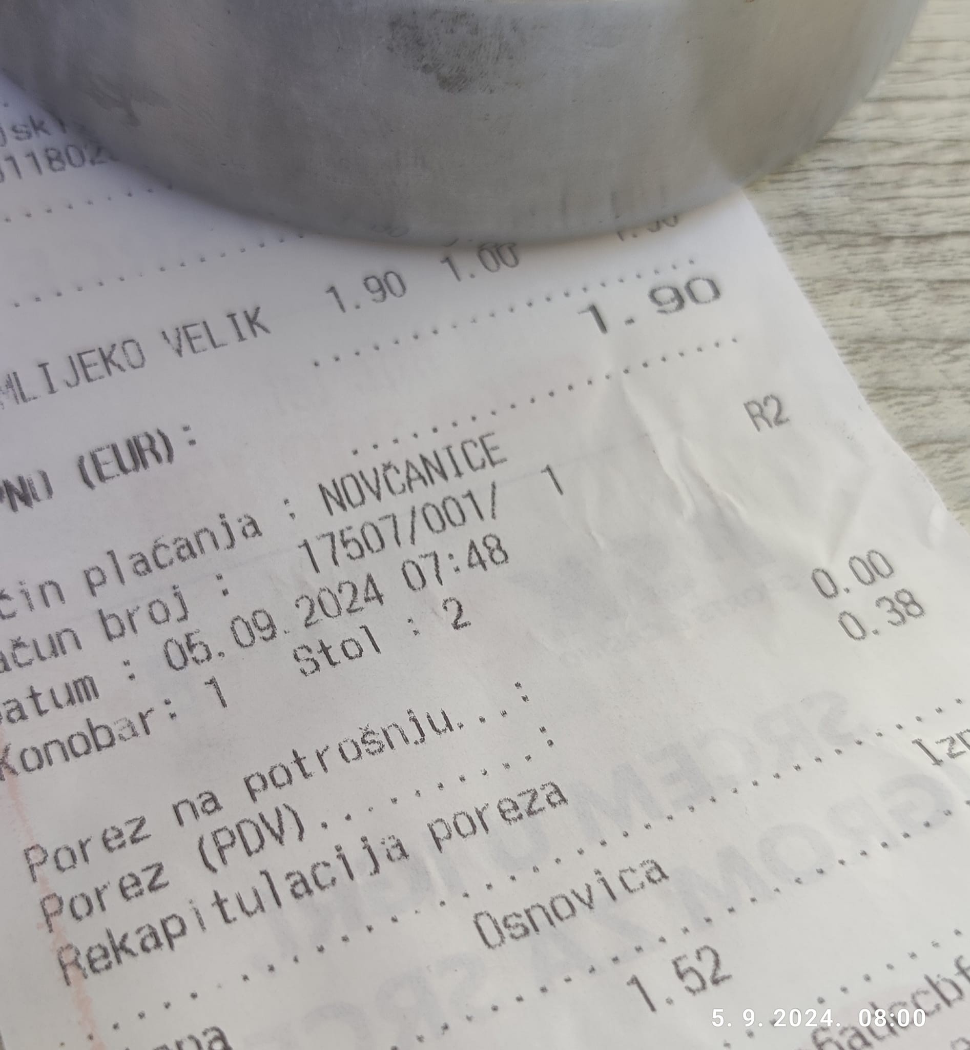 Domáci ukázal cenu kávy.